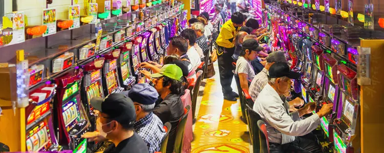パチスロを楽しむ人々の様子